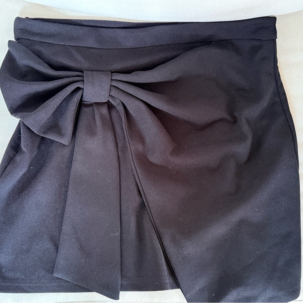 Elegant Black Skirt with Bow Detail